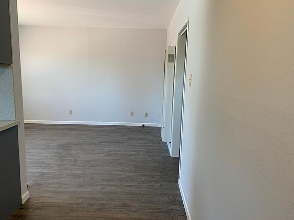 5th image of 19 Holcomb Ct