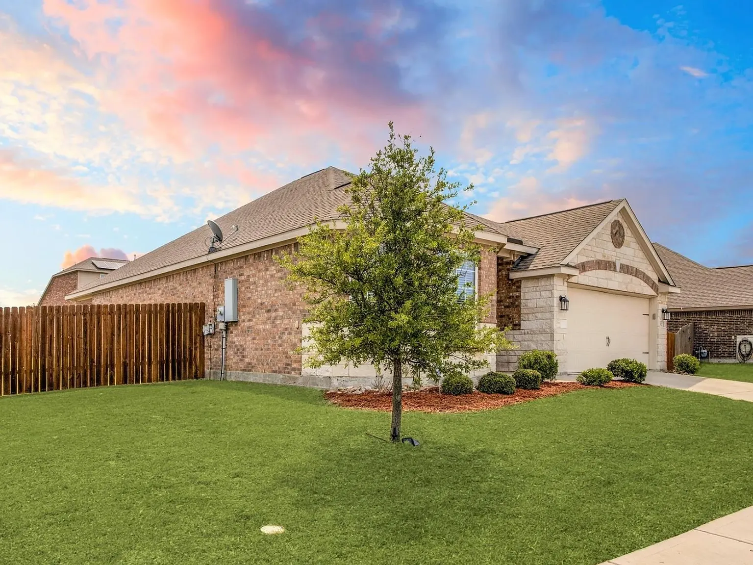 3 bed, 2.5 bath, 1943 sqft, $2,450 — Photo 3
