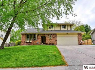 805 Oak Ridge Rd, Papillion, NE 68046