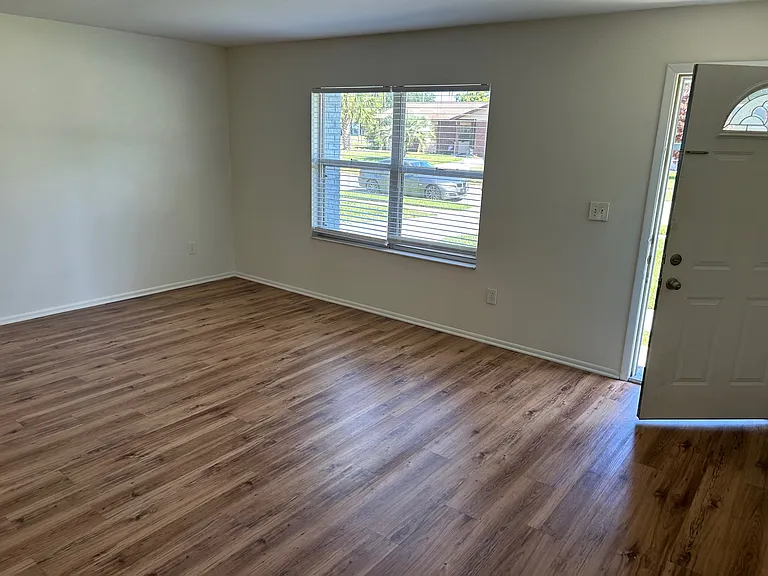 1404 Dexter Dr N — Photo 3