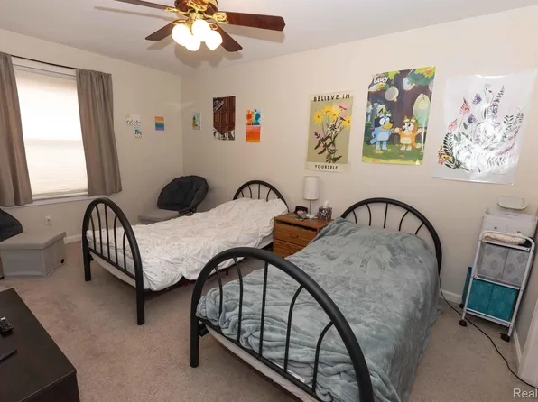 3091 Oakridge Ct, Lake Orion, MI 48360
