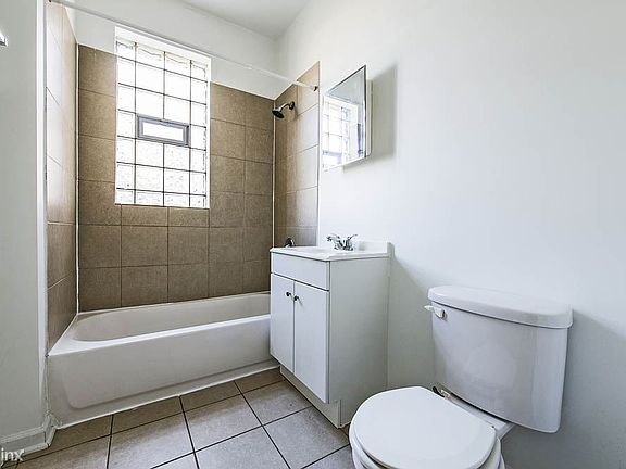 148 N La Crosse Ave Apartments Chicago Bathroom_1