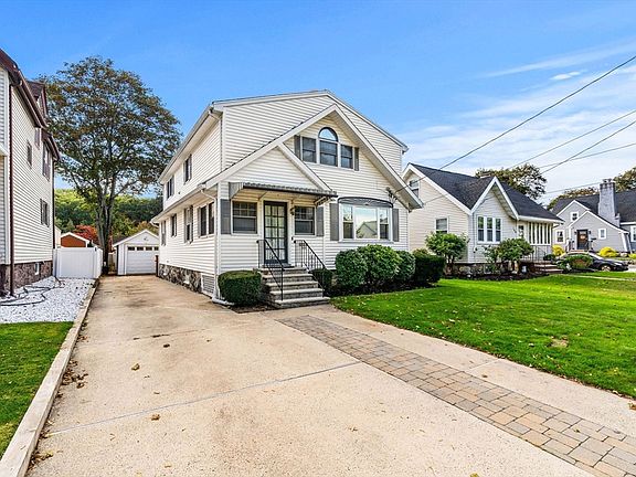 5th image of 166 Essex St