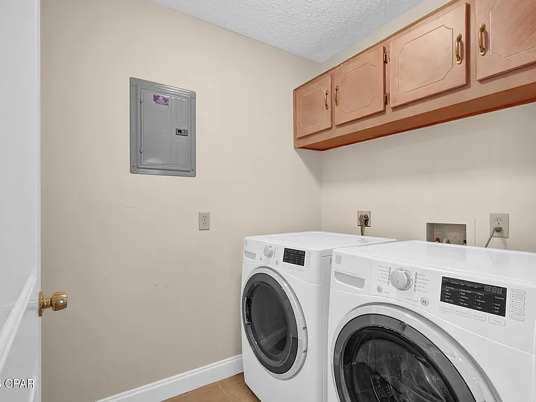 1365 Capri Dr — Photo 16
