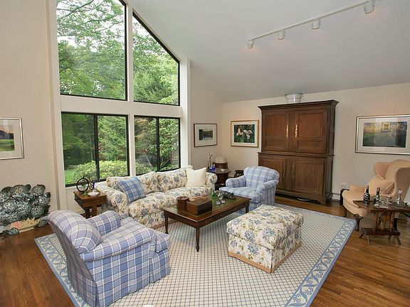 4th image of 3 Piping Brook Ln