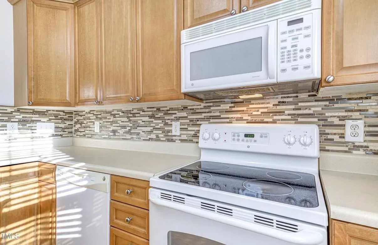2 bed, 2.5 bath, 1335 sqft, $1,750 — Photo 2