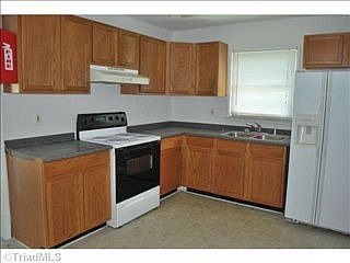 3rd image of 912 Ashe St