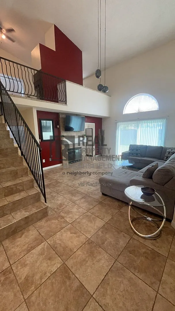 4 bed, 2.0 bath, 1977 sqft, $2,500 — Photo 4