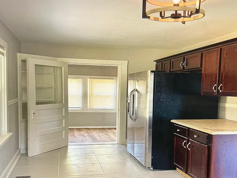 305 S Russell St — Photo 4