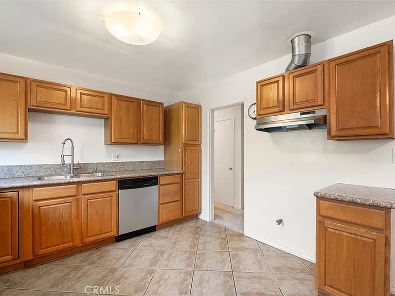 5851 Woodman Ave — Photo 11