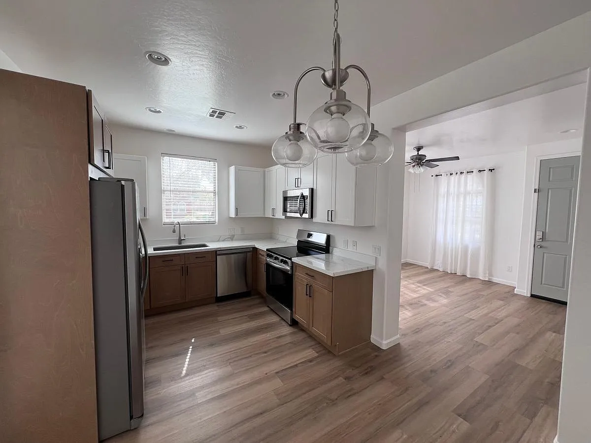 451 S Hawes Rd — Photo 1