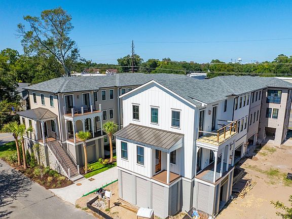 2nd image of 303 Queens Ct #2