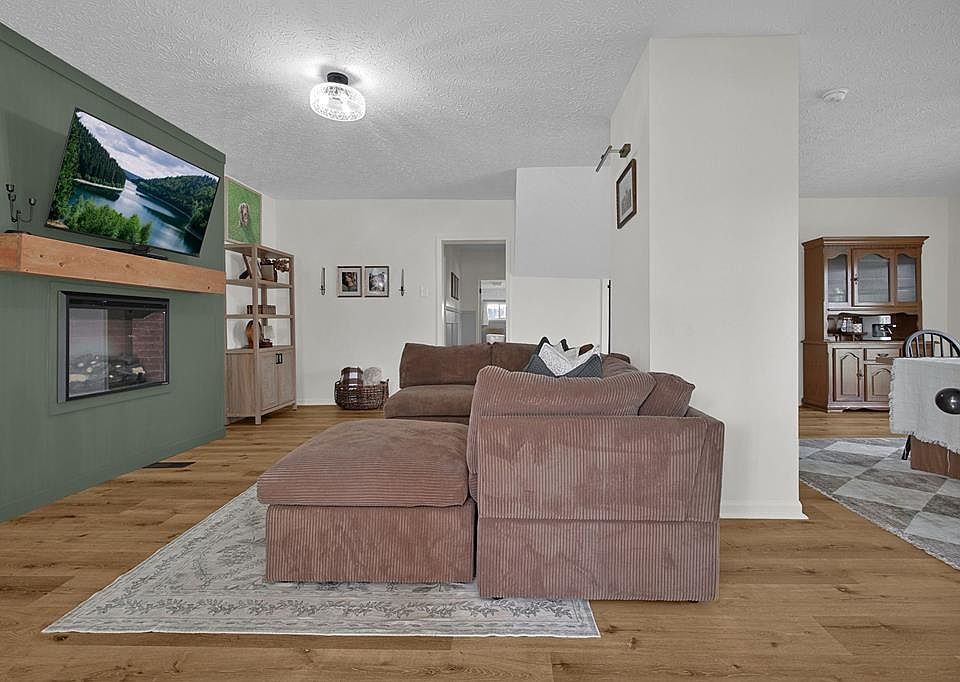 1st image of 220 Barnes Ave