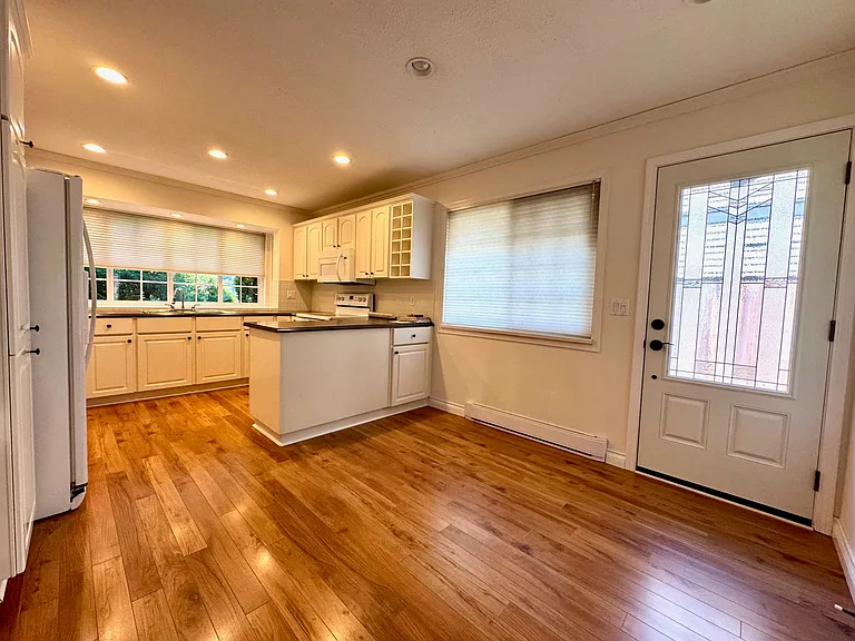 1032 Cornwall Dr — Photo 6