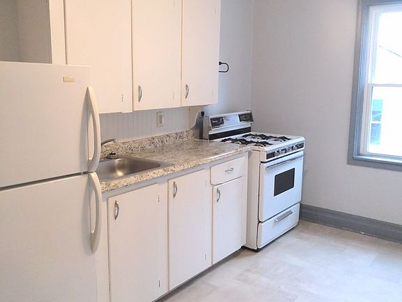 5th image of 233 Boileau Pl APT B4