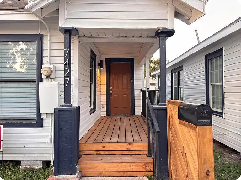 7427 Avenue H — Photo 1
