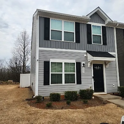 3 bed, 2.5 bath, 1286 sqft, $1,645 — Photo 2