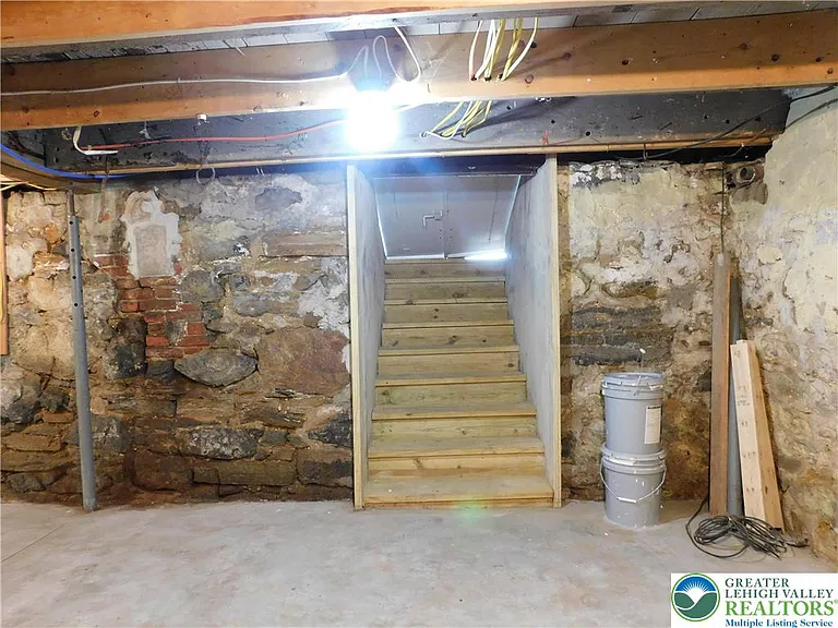 68 W Union Blvd — Photo 35