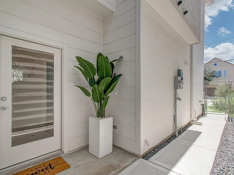 5215 Noble St #B — Photo 6