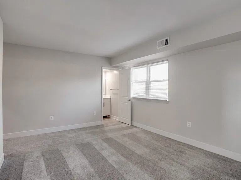 550 S Dupont Pkwy — Photo 30