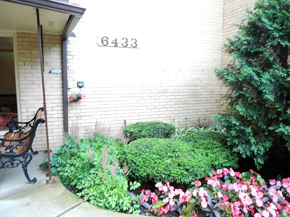 3rd image of 6433 W Belle Plaine Ave