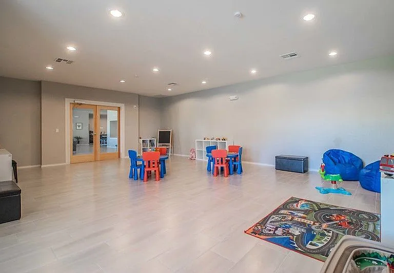 EMLI at Liberty Crossing Apartments — Photo 6