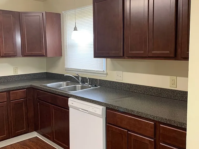 324 Westminster Ave — Photo 6