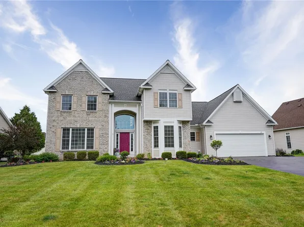 15 Coach Side Ln, Pittsford, NY 14534