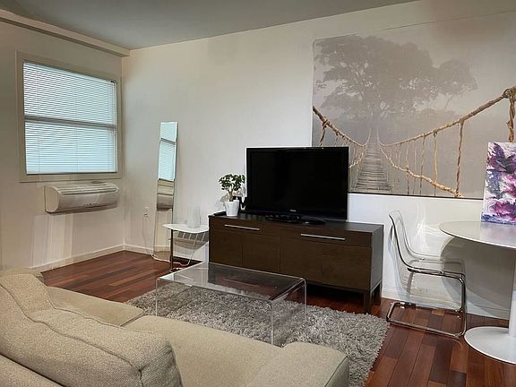 5th image of 440 Richards St #301