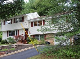 52 Brockton Ct, Metuchen, NJ 08840