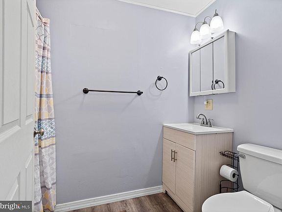 3rd image of 609 Elizabeth St