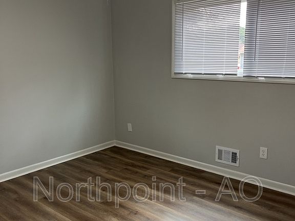 5th image of 979 Pinecrest Dr