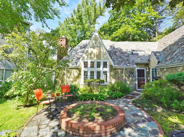 15 Lakeview Ter, Staten Island, NY 10305