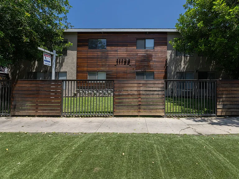 (An/Ji/Yo:B) 11133 Cumpston Street — Photo 1