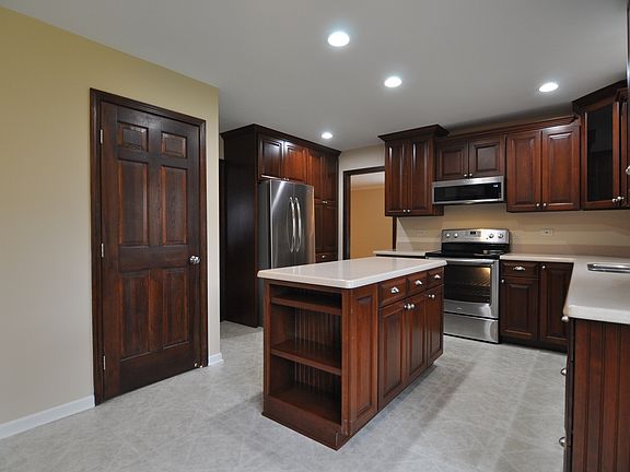 5th image of 37 Pottowattomie Ct