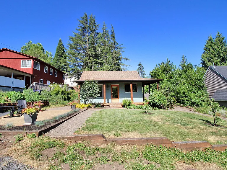 9233 SW Brier Pl — Photo 1