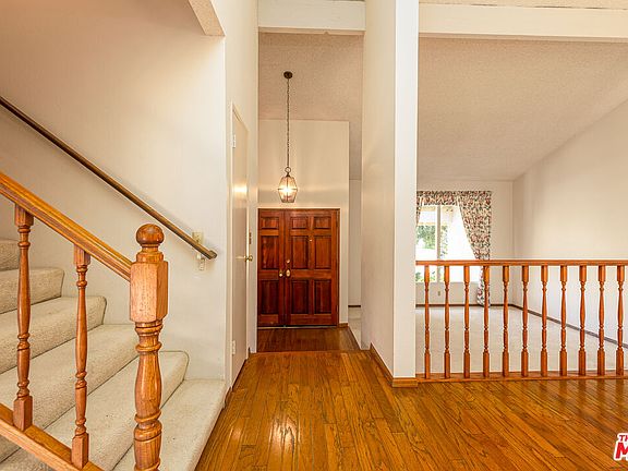3rd image of 1555 Covington Ave