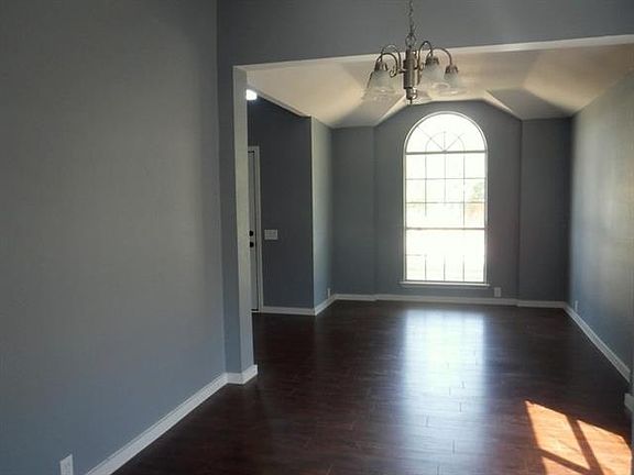 3rd image of 925 Paddington Dr E