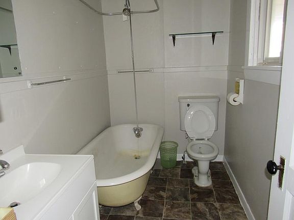 3rd image of 812 Newland Ave #2