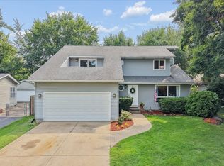 33202 N Woodland Ter, Grayslake, IL 60030