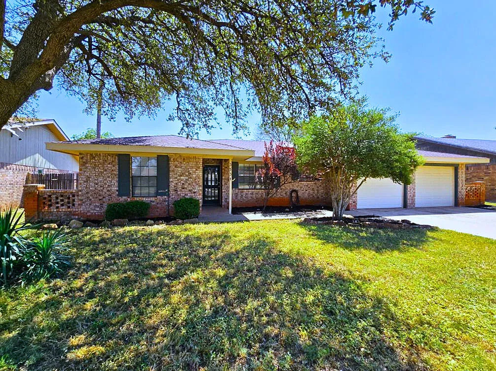 3 bed, 2.0 bath, 2024 sqft, $2,800 — Photo 1