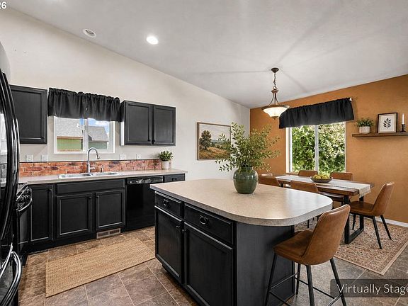 3rd image of 122 Falcon Ct