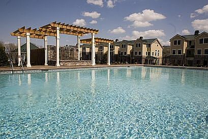 4th image of 615 Waterside Cir