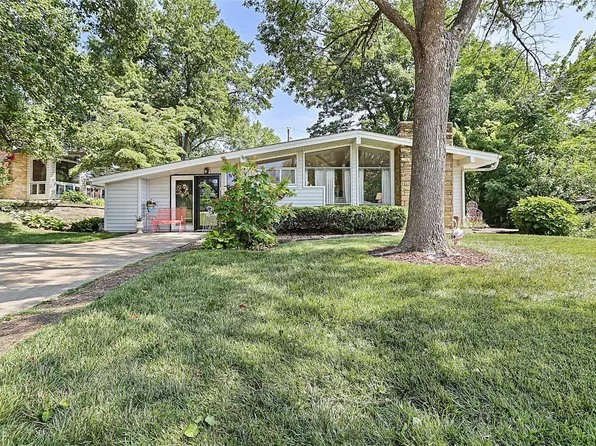 1318 Liggett Dr, Saint Louis, MO 63126