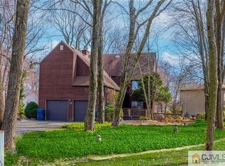 21 Thatchwood Ct, North Brunswick, NJ 08902