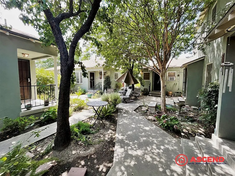 Vintage Cottages in the heart of Downtown Bakersfield! — Photo 2