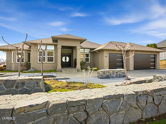 3rd image of 904 Majesty Heights Dr