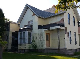 1210 S 9th St, Manitowoc, WI 54220