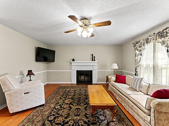 4th image of 332 Mayflower Dr