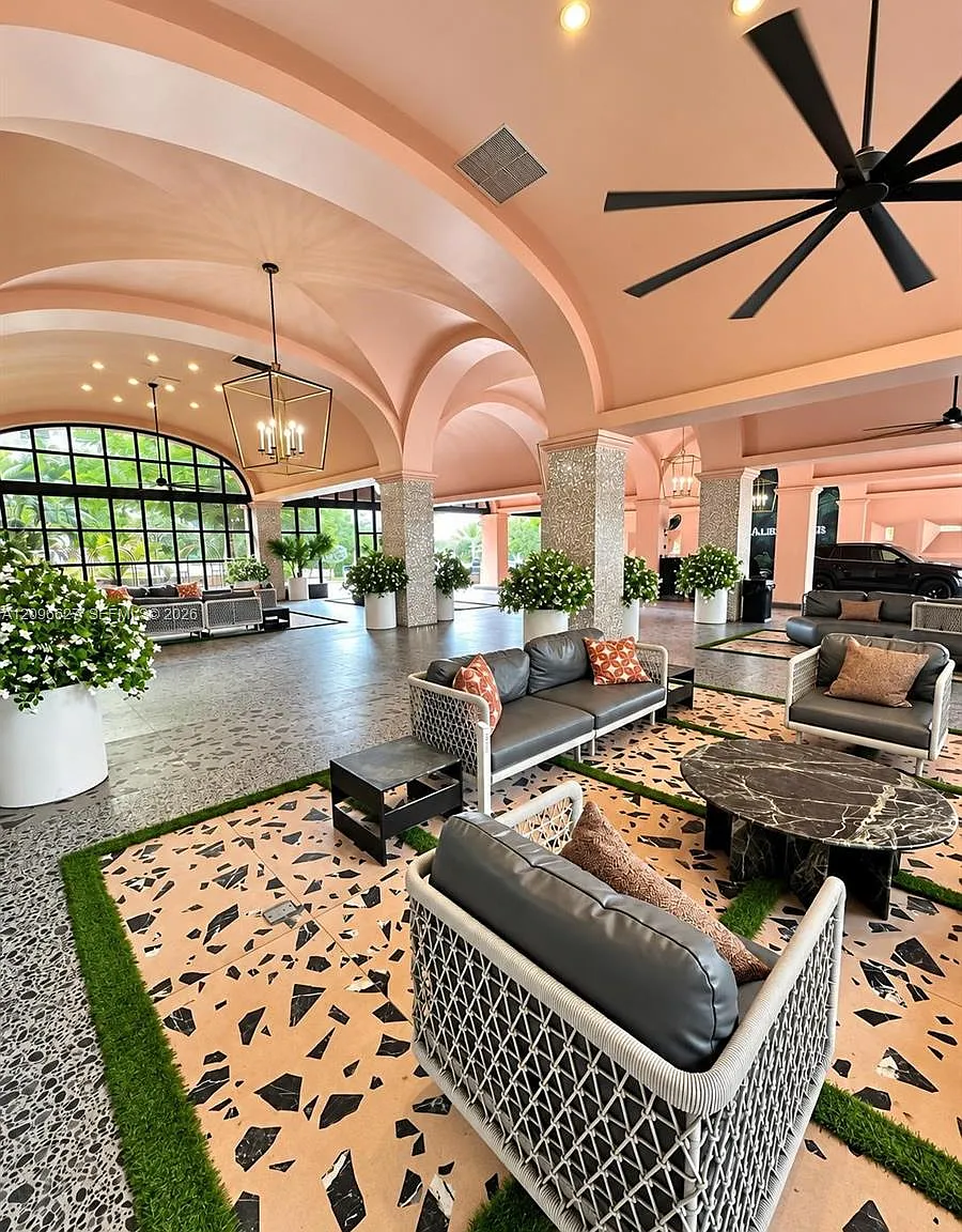 The Alexander Condo — Photo 4